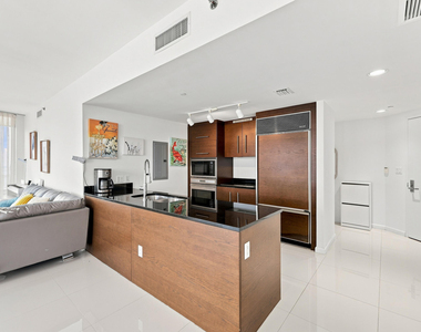 465 Brickell Avenue - Photo Thumbnail 3