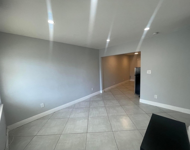 841 Nw 5th Avenue - Photo Thumbnail 3