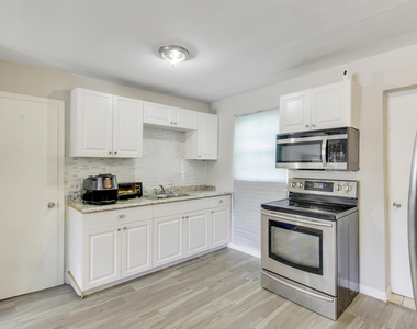 1325 W 32nd Street - Photo Thumbnail 2