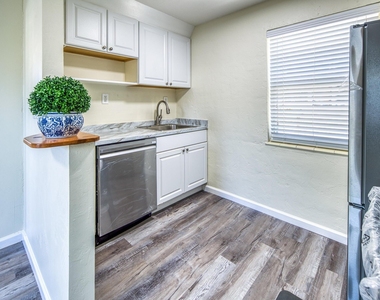 219 N E Street - Photo Thumbnail 4