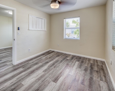 219 N E Street - Photo Thumbnail 12