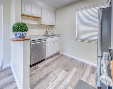 219 N E Street - Photo Thumbnail 5