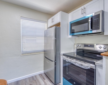 219 N E Street - Photo Thumbnail 6