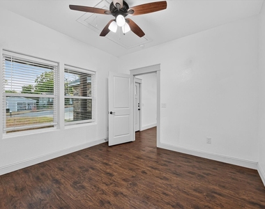 1216 W Nelson Street - Photo Thumbnail 11