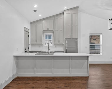 1216 W Nelson Street - Photo Thumbnail 4
