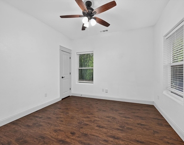 1216 W Nelson Street - Photo Thumbnail 10
