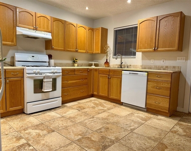739 W Pine Street - Photo Thumbnail 4