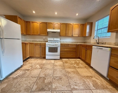 739 W Pine Street - Photo Thumbnail 9