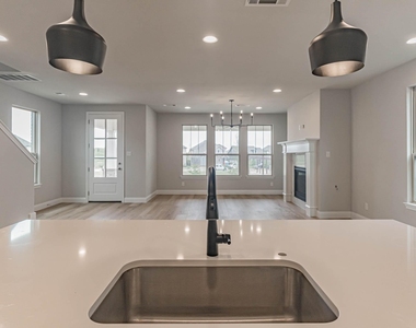 933 Carnation Drive - Photo Thumbnail 5