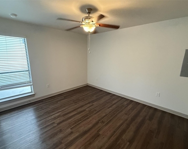 1925 Moser Avenue - Photo Thumbnail 2
