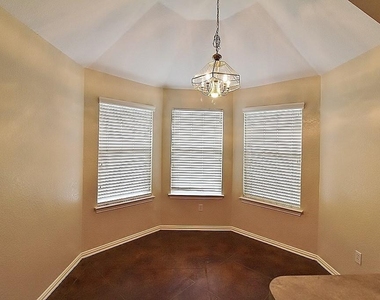 302 Aspen Court W - Photo Thumbnail 8