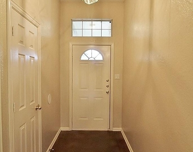 302 Aspen Court W - Photo Thumbnail 1