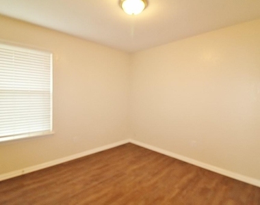 302 Aspen Court W - Photo Thumbnail 14