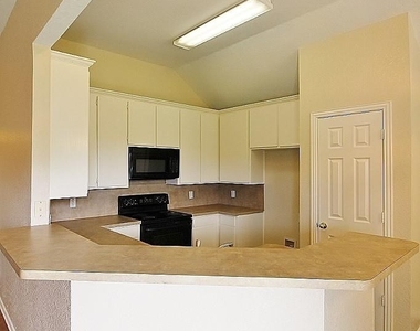 302 Aspen Court W - Photo Thumbnail 7
