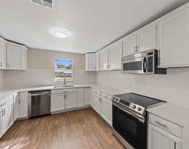 117 N Oak Street - Photo Thumbnail 7
