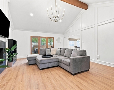 218 Creekside Lane - Photo Thumbnail 4