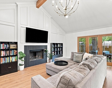218 Creekside Lane - Photo Thumbnail 3
