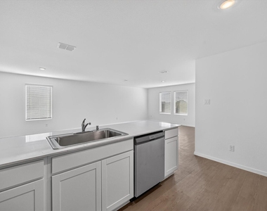 624 W Criner Street - Photo Thumbnail 6