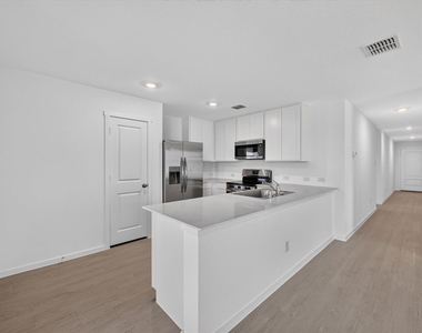 624 W Criner Street - Photo Thumbnail 3