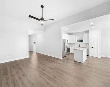 1021 Holly Drive - Photo Thumbnail 4