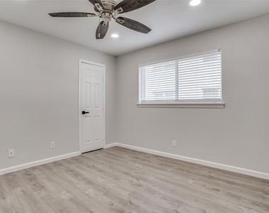 5444 Gaston Avenue - Photo Thumbnail 7