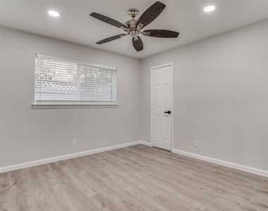 5444 Gaston Avenue - Photo Thumbnail 6
