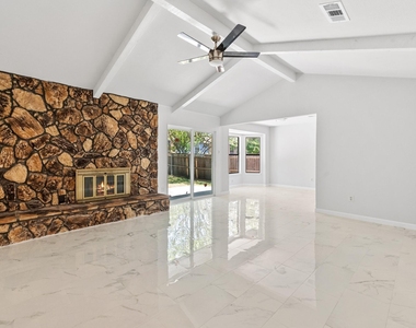 805 Salem Drive - Photo Thumbnail 5