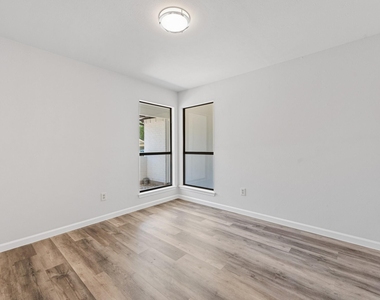 805 Salem Drive - Photo Thumbnail 17