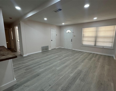 1000 Harris Drive - Photo Thumbnail 6
