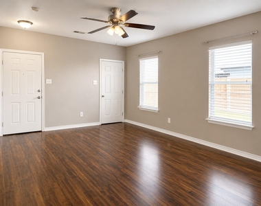 719 E 6th Street - Photo Thumbnail 3