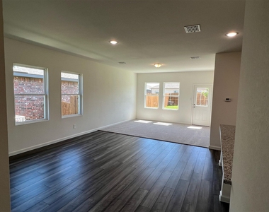 752 Richmond Drive - Photo Thumbnail 6