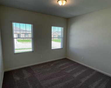 752 Richmond Drive - Photo Thumbnail 18