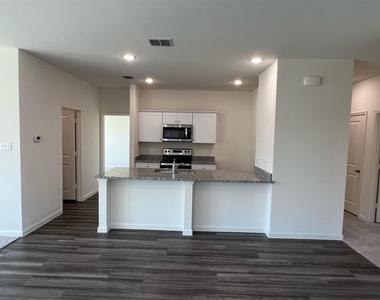 752 Richmond Drive - Photo Thumbnail 5