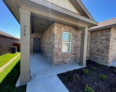 752 Richmond Drive - Photo Thumbnail 2