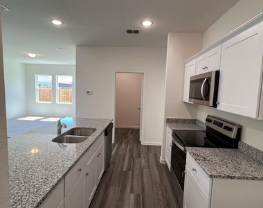752 Richmond Drive - Photo Thumbnail 7