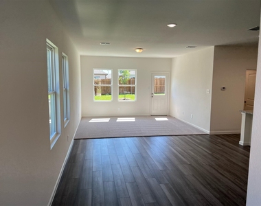 752 Richmond Drive - Photo Thumbnail 3