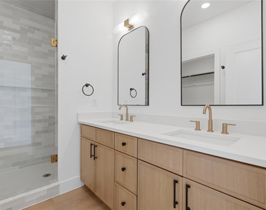 3300 S Harwood Street - Photo Thumbnail 12