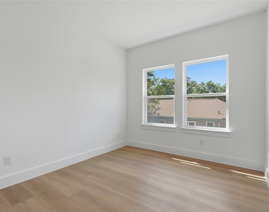 3300 S Harwood Street - Photo Thumbnail 13