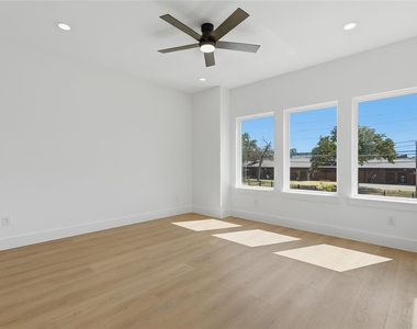 3300 S Harwood Street - Photo Thumbnail 11