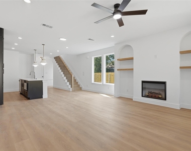 3300 S Harwood Street - Photo Thumbnail 6