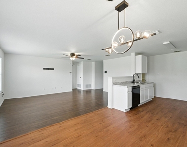 1429 Royal Meadows Trail - Photo Thumbnail 9