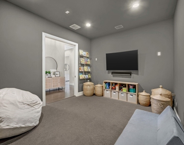 1107 S Sarah Street - Photo Thumbnail 17