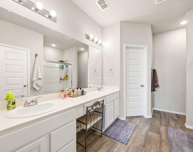 1017 Waverly Drive - Photo Thumbnail 21
