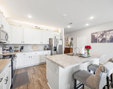 1017 Waverly Drive - Photo Thumbnail 6