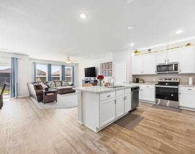 1017 Waverly Drive - Photo Thumbnail 4