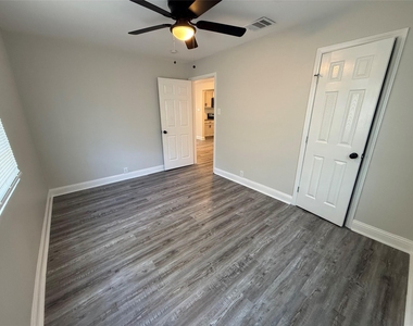 1033 S Hub Street - Photo Thumbnail 8