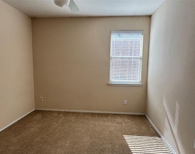 4001 Hawkins Drive - Photo Thumbnail 15