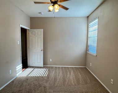 4001 Hawkins Drive - Photo Thumbnail 18