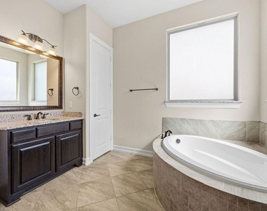 956 Byron Street - Photo Thumbnail 13