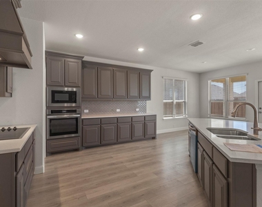 3905 Holly Springs Lane - Photo Thumbnail 8